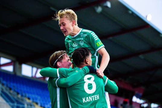 Brages Johan Arvidsson (v) jublar med Henry Sletsjöe och