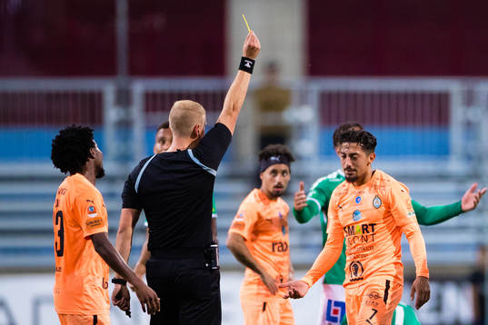 AFC Eskilstunas Samir Maarouf får ett gult kort av domare