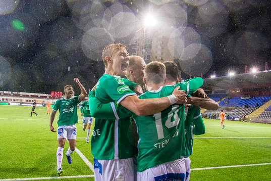 Brages Niklas Söderberg (m) jublar med Henry Sletsjöe (v)