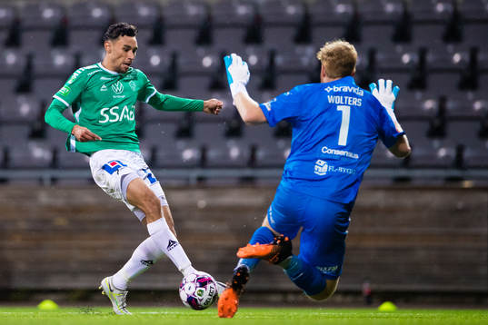 Brages Joakim Persson och AFC Eskilstunas målvakt Nick