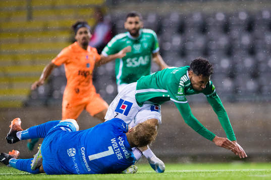 Brages Joakim Persson och AFC Eskilstunas målvakt Nick
