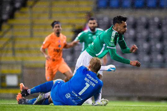Brages Joakim Persson och AFC Eskilstunas målvakt Nick