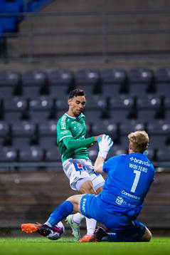 Brages Joakim Persson och AFC Eskilstunas målvakt Nick