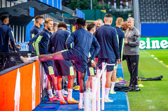 Head coach Åge Hareide and the team
