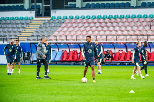 Head coach Åge Hareide and Isaac Kiese Thelin