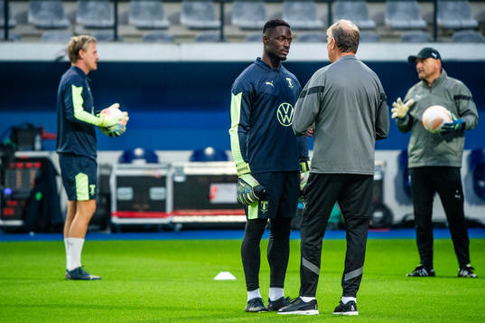 Goalkeeper Johan Dahlin, goalkeeper Ismael Diawara and head