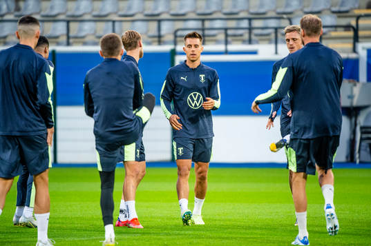 Jonas Knudsen and the players