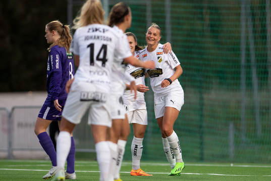 Häckens Stine Larsen och Dora Zeller jublar