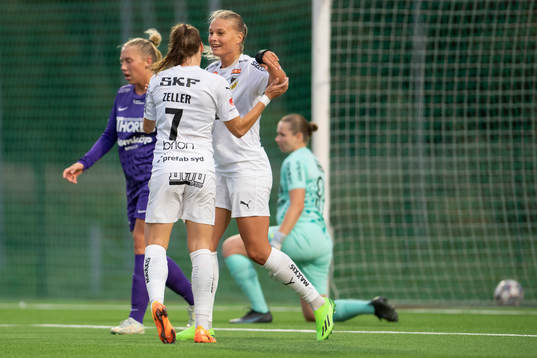 Häckens Dora Zeller och Stine Larsen jublar