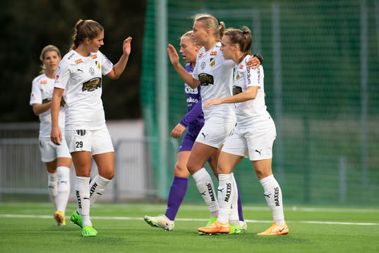 Häckens Mille Gejl, Stine Larsen och Dora Zeller jublar