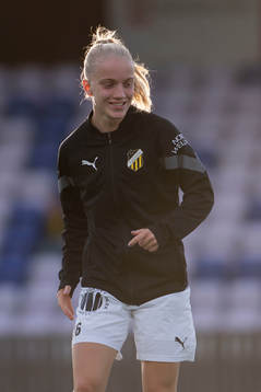 Häckens Anna Sandberg innan fotbollsmatchen i Svenska