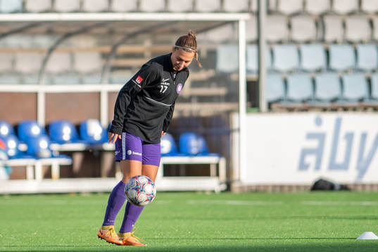 Jitex Alexandra Hellekant innan fotbollsmatchen i Svenska