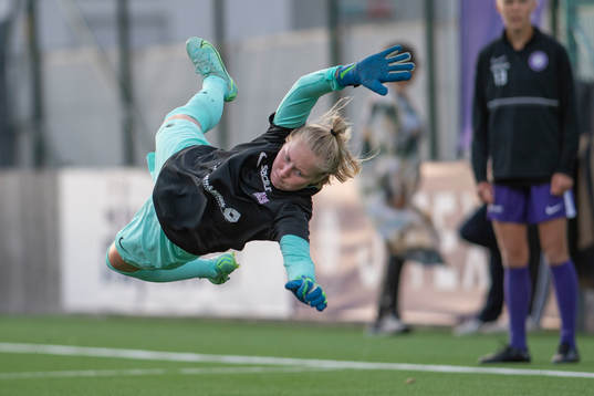 Jitex målvakt Jonna Andersson innan fotbollsmatchen i
