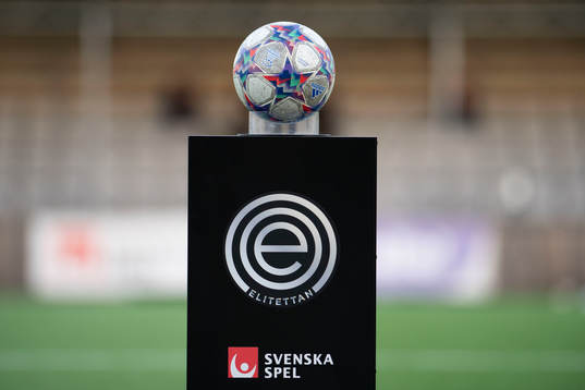 en boll innan fotbollsmatchen i Svenska Cupen mellan Jitex