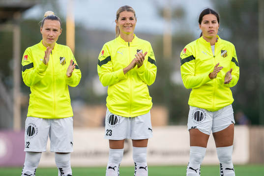 Häckens Marika Lundin, Andrine Hegerberg och Emily Madril