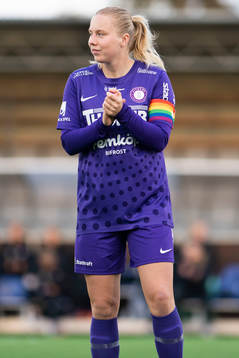 Jitex lagkapten Elin Palklint innan fotbollsmatchen i