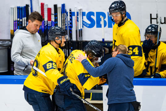 s Emil Andrae får hjälp av isen av Mikkel Bodker
