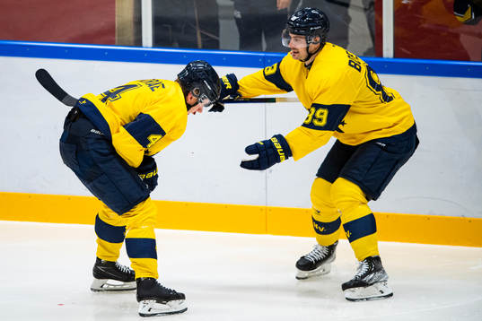 s Emil Andrae får hjälp av Mikkel Bodker