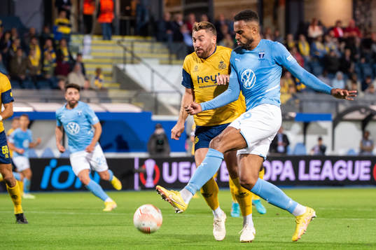 Isaac Kiese Thelin of Malmö FF and Guillaume François of