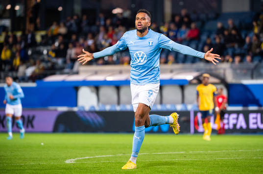 Isaac Kiese Thelin of Malmö celebrates