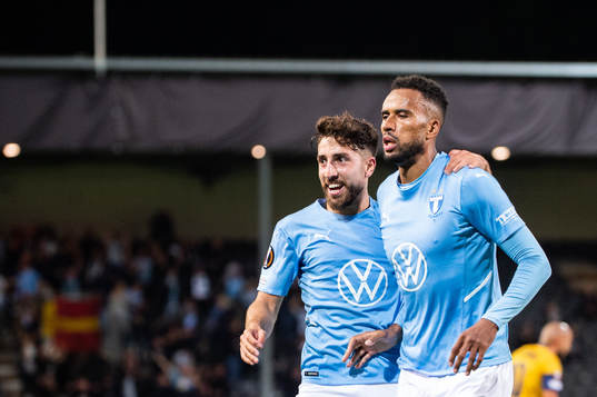 Isaac Kiese Thelin celebrate with Moustafa Zeidan of Malmö