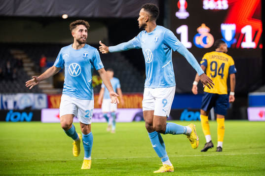 Isaac Kiese Thelin celebrate with Moustafa Zeidan of Malmö