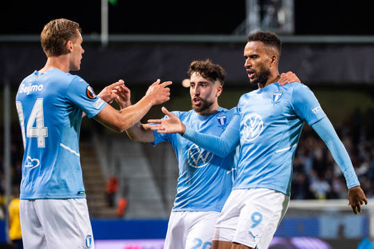Isaac Kiese Thelin celebrate with Moustafa Zeidan and Felix