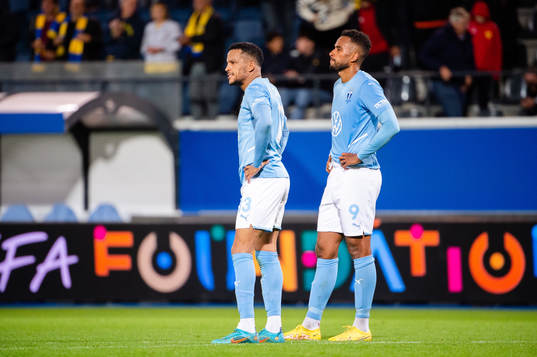 Martin Olsson and Isaac Kiese Thelin of Malmö looks
