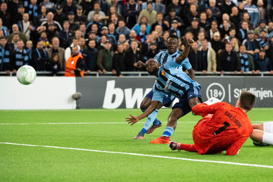 Emmanuel Banda of Djurgården scores 2-1