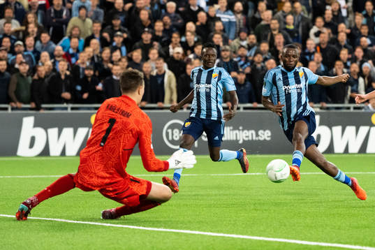 Emmanuel Banda of Djurgården scores 2-1