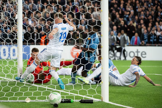 Joel Asoro of Djurgården scores 3-2