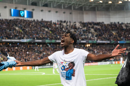 Joel Asoro of Djurgården celebrates