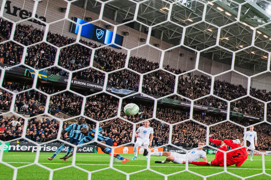 Emmanuel Banda of Djurgården scores 2-1