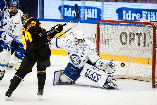 Leksands målvakt Amanda Johansson och Brynäs Anna Meixner