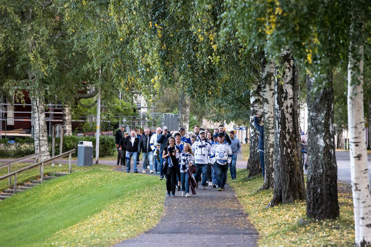 Publiken på väg mot Tegera Arena innan ishockeymatchen i