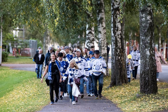 Publiken på väg mot Tegera Arena innan ishockeymatchen i