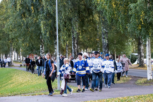 Publiken på väg mot Tegera Arena innan ishockeymatchen i