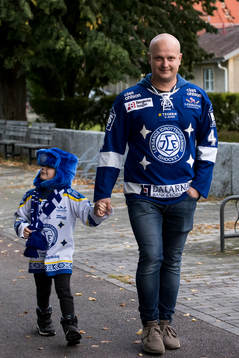 Publiken på väg mot Tegera Arena innan ishockeymatchen i