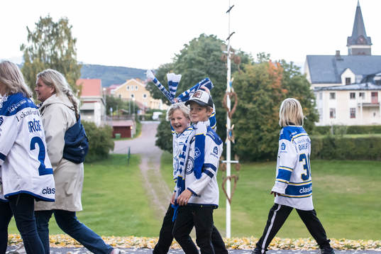 Publiken på väg mot Tegera Arena innan ishockeymatchen i