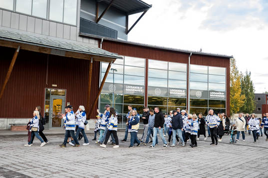 Publiken på väg mot Tegera Arena innan ishockeymatchen i