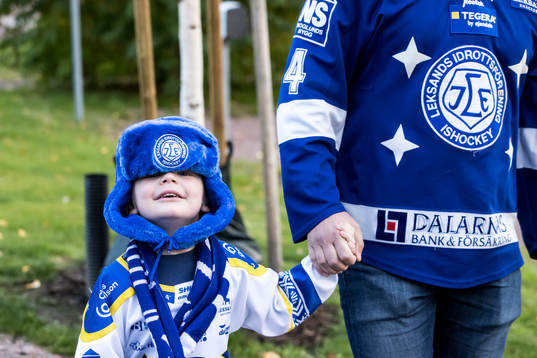Publiken på väg mot Tegera Arena innan ishockeymatchen i