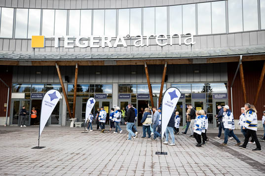 Publiken på väg mot Tegera Arena innan ishockeymatchen i