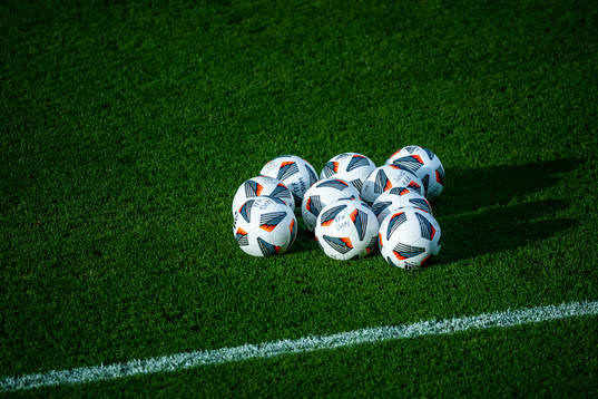 Fotbollar ligger på gräsmattan
