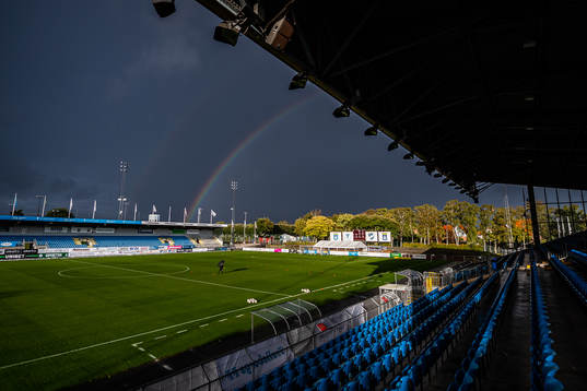 Vångavallen interiör med regnbåge och regn