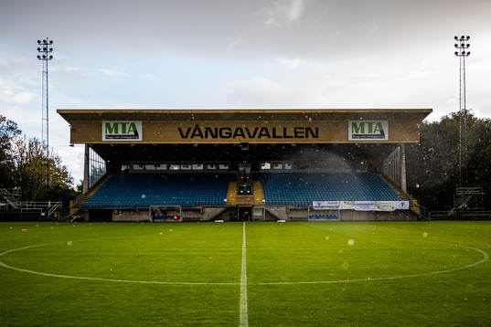 Vångavallen interiör med regn