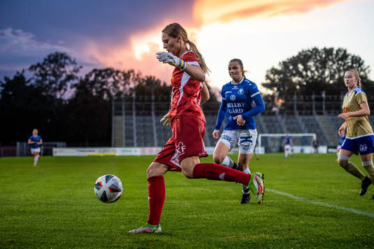 Södra Sandbys målvakt Julia Cavander och Trelleborgs