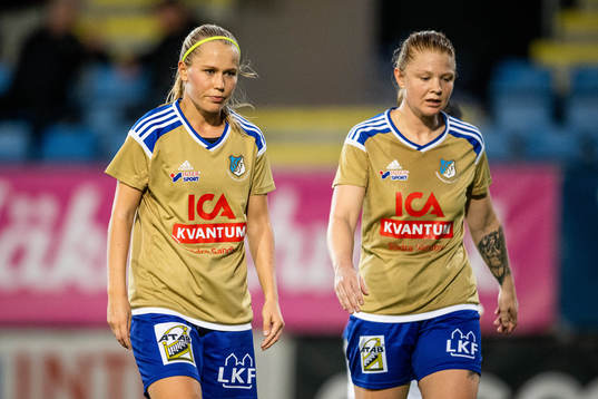 Södra Sandbys Ida Garmfors och Emelie Nilsson deppar