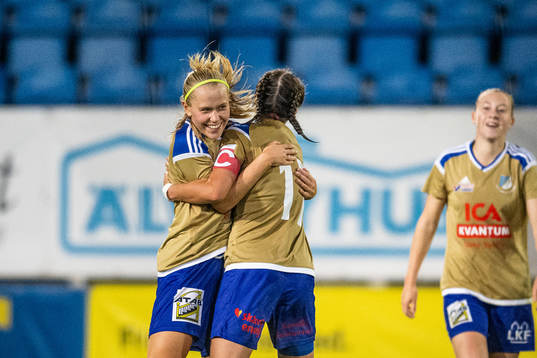 Södra Sandbys Ida Garmfors och Erica Persson Welin jublar