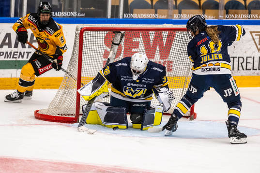 s målvakt Anni Keisala  och HV71:s  Ariane Julien räddar