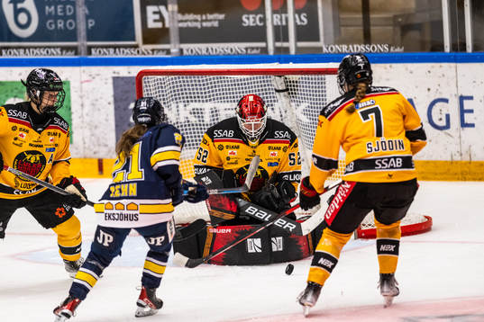 s Emma Rehn skjuter på Luleås Målvakt Sara Grahn